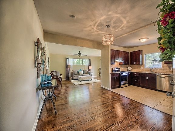 4th image of 407 Sharon Dr