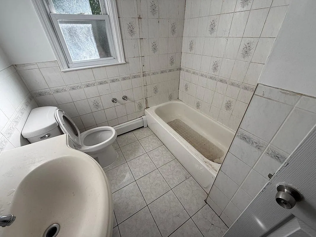 5 bed, 2.5 bath, 4000 sqft, $5,000 — Photo 4