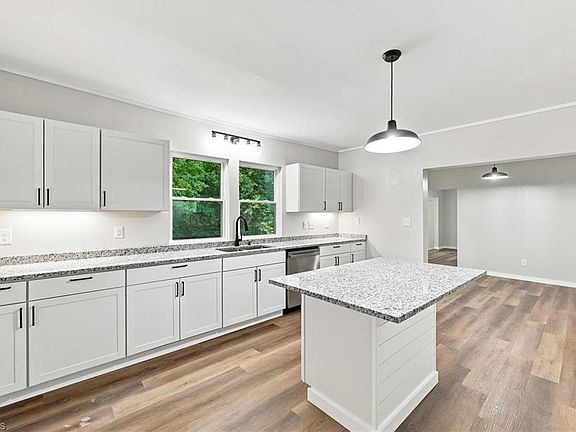 3rd image of 1108 Hawthorne Ln