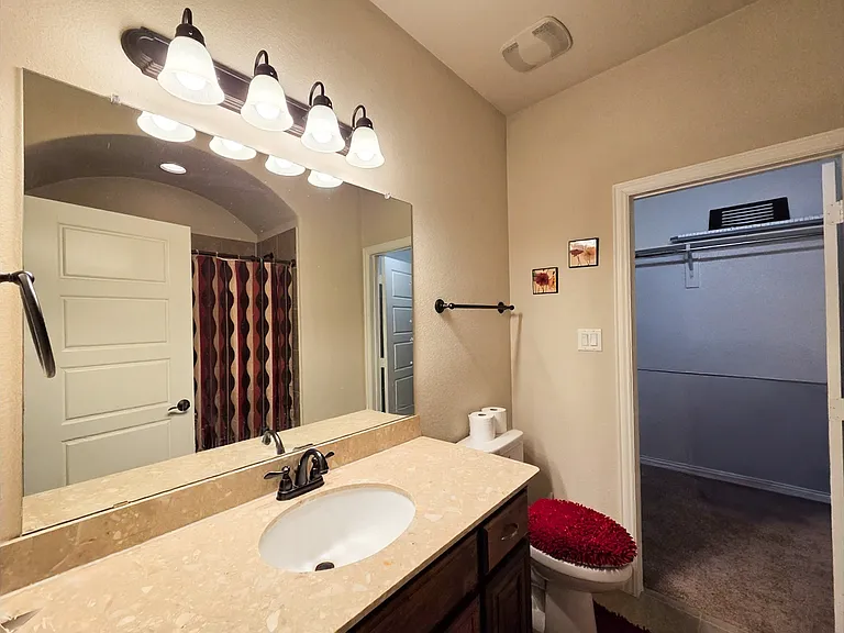 Guest Bathroom 2a (Upstairs)