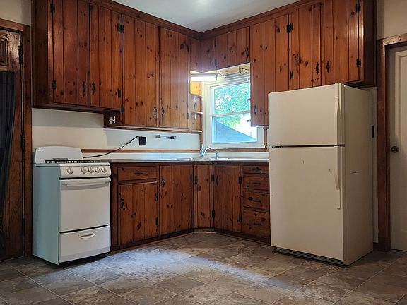 Kitchen w/ appliances