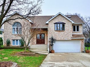 9025 Skyline Dr, Burr Ridge, IL 60527