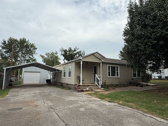 2nd image of 305 W 40th Pl