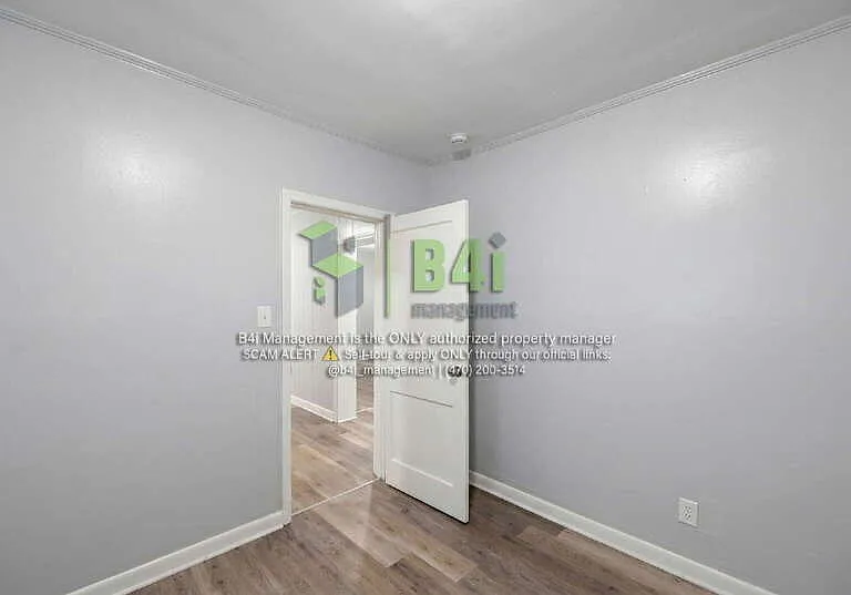 909 E 8th St — Photo 8