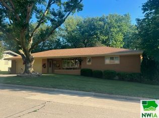 433 N Greenwood Dr, Le Mars, IA 51031