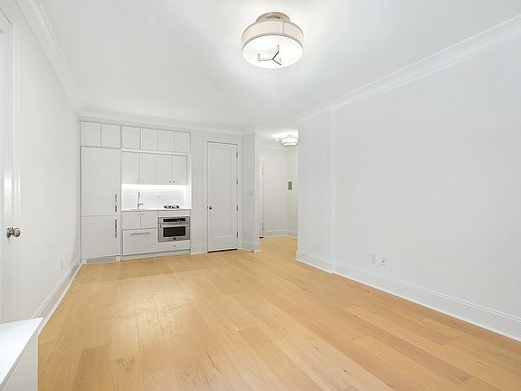 4th image of 225 W 23rd St APT 4D