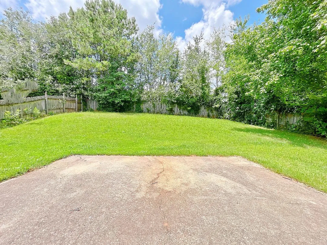 4 bed, 1896 sqft, $2,400 — Photo 3