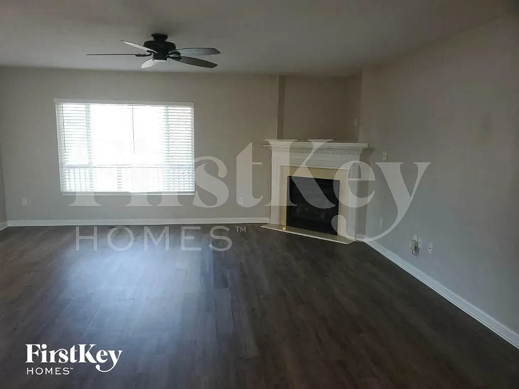 4 bed, 2.5 bath, 2278 sqft, $2,345 — Photo 2