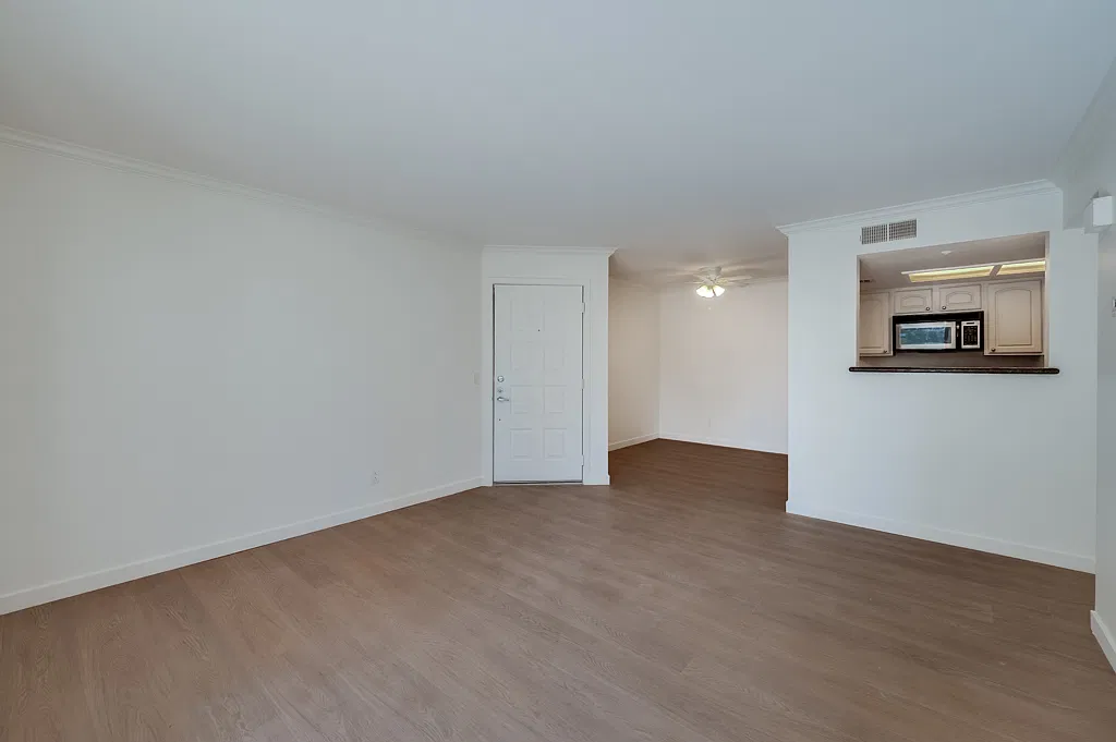 1 bed, 704 sqft, $2,375 — Photo 3