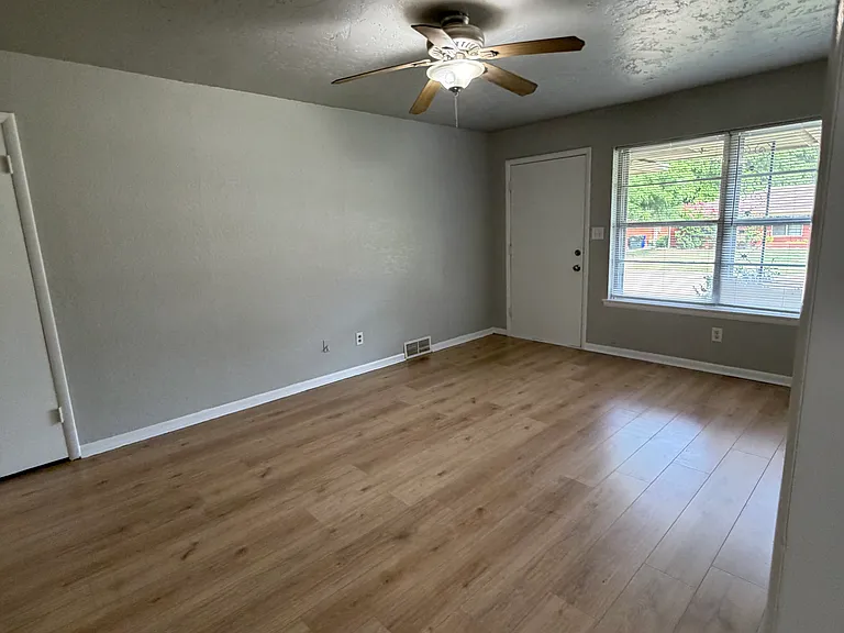 829 E Towry Dr — Photo 7