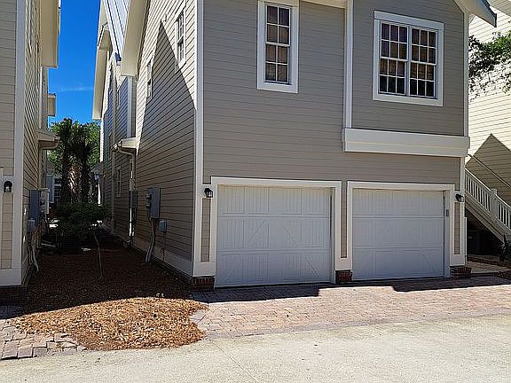 2 car garage with 1 bedroom carriagehouse
