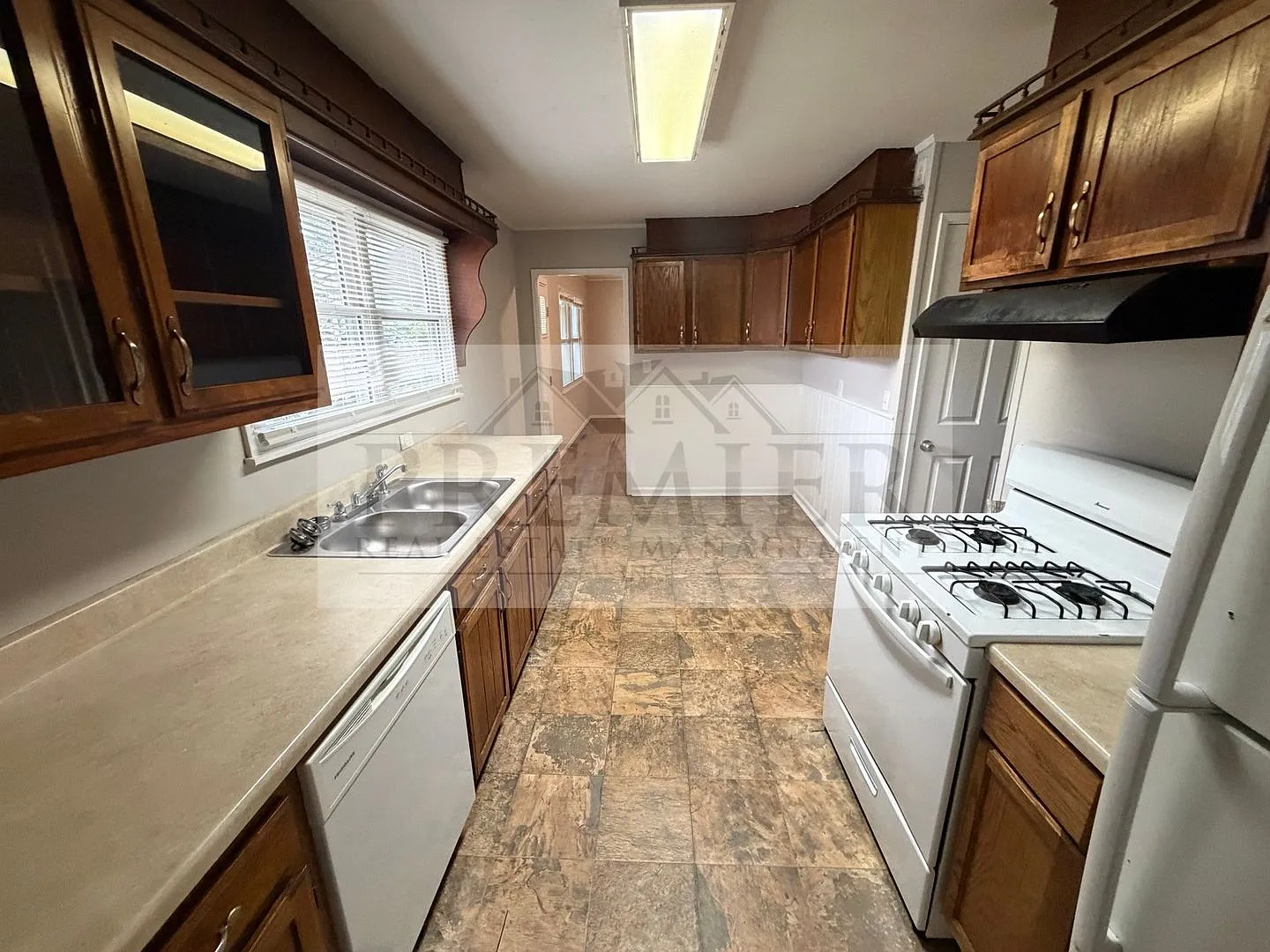 Beautiful 4 bed / 2 bath Single Family Home in the Raytown School District!! Rent $1695 - Ready t... — Photo 4