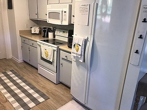 Glass backsplash