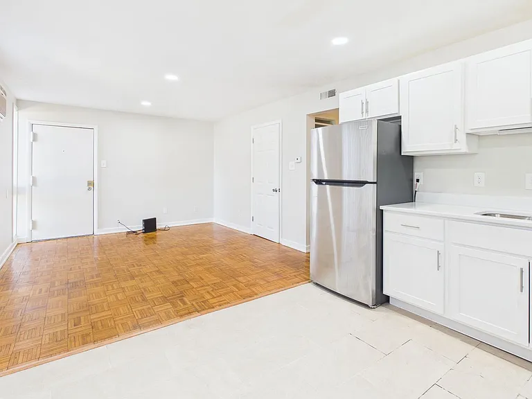 Forest Square Apartments — Photo 14