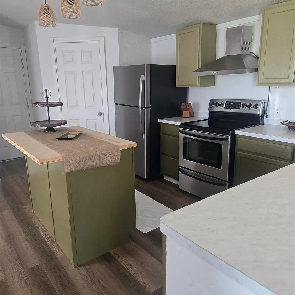 3 bed, 2.0 bath, 1216 sqft, $1,800 — Photo 3
