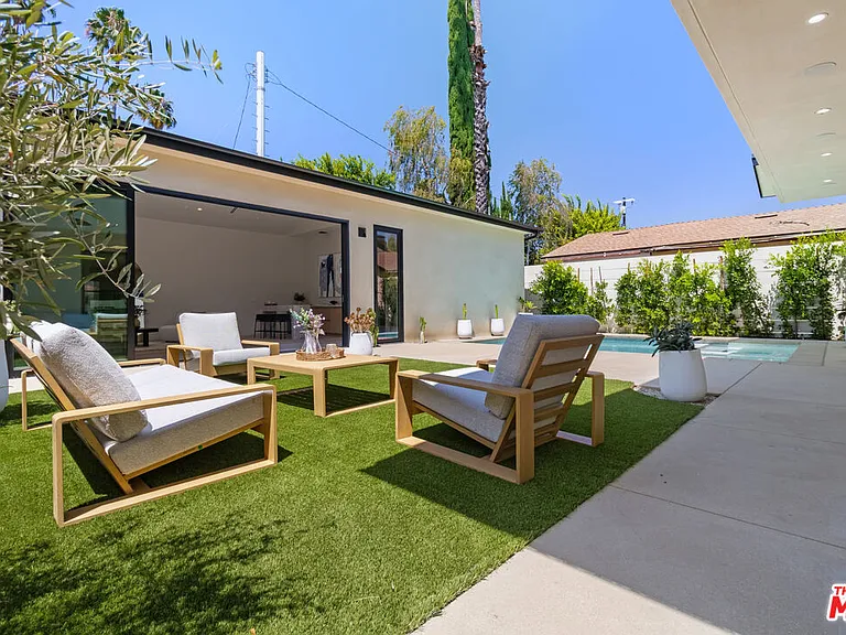 15721 Addison St — Photo 43