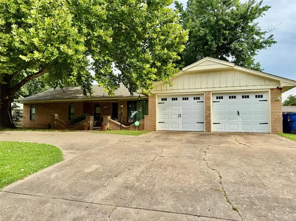 205 Meadowdale Dr, Chickasha, OK 73018
