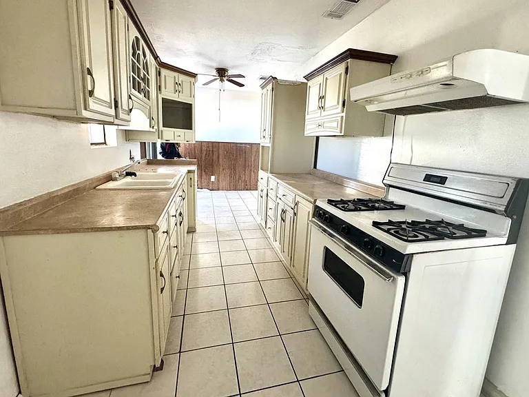 1044 Washington St — Photo 11
