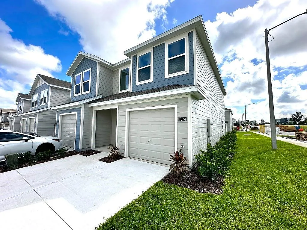 3 bed, 2.5 bath, 1460 sqft, $1,990 — Photo 2