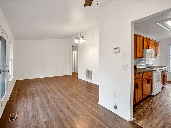 4th image of 9 Bewdley Cir