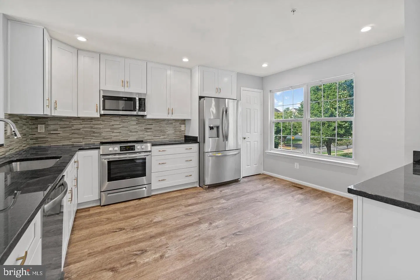 4 bed, 3.5 bath, 2372 sqft, $2,950 — Photo 3