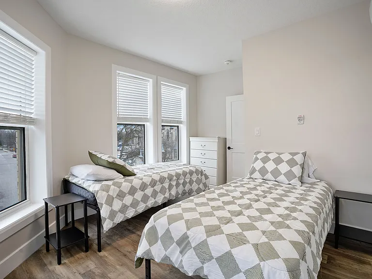 537 Talbot St — Photo 25