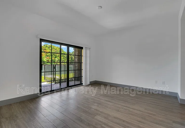 540 NE 14th Ct #103 — Photo 5