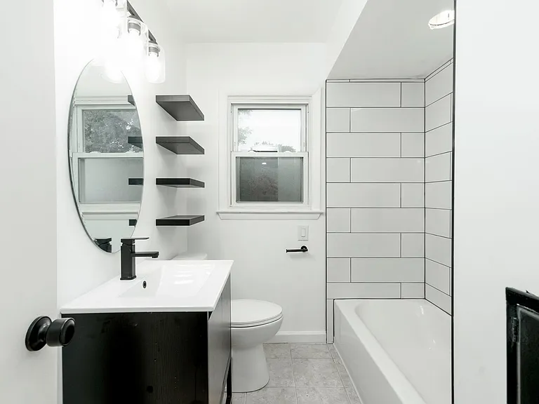 610 W Austin Ave — Photo 14