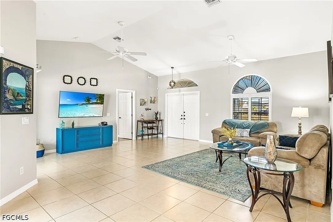 3 bed, 2.0 bath, 1719 sqft, $5,465 — Photo 4