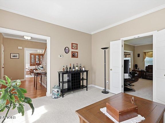 3rd image of 1833 Southcliff Dr