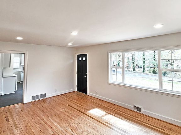 4th image of 415 Pinecrest Dr