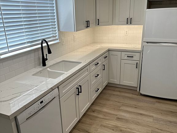 Kitchen (with Bosch Dishwasher)