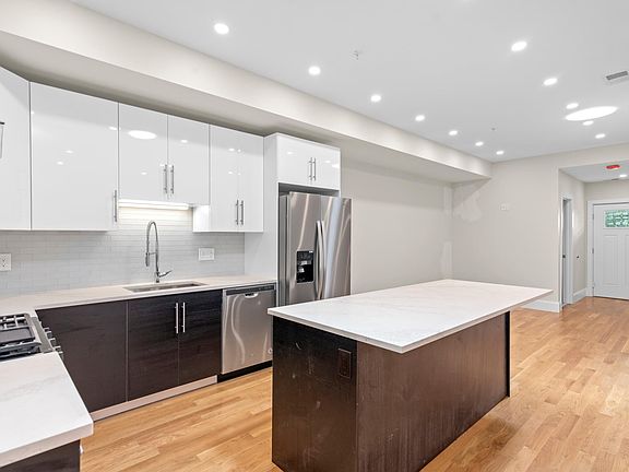 4th image of 712 E 6th St APT 3