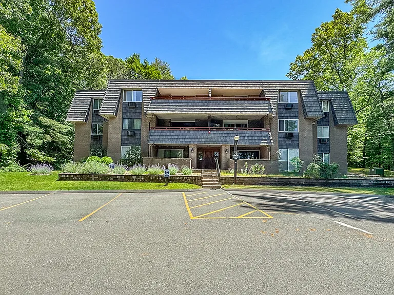 38 Rambling Brook Ln #B6 — Photo 1