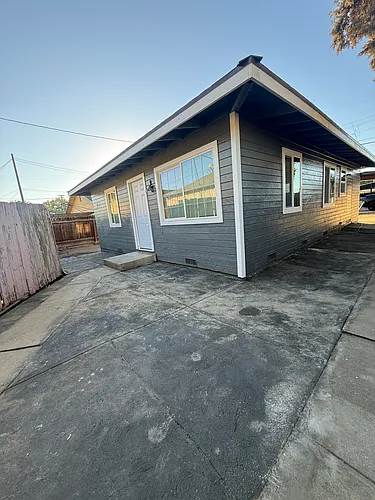 139 W Tyler St #B Photo 1
