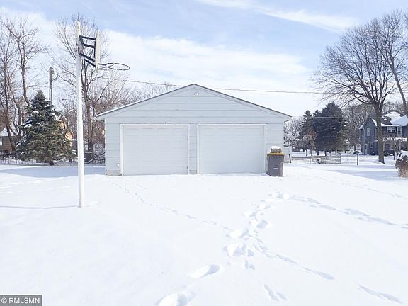 3rd image of 821 Redwood Dr