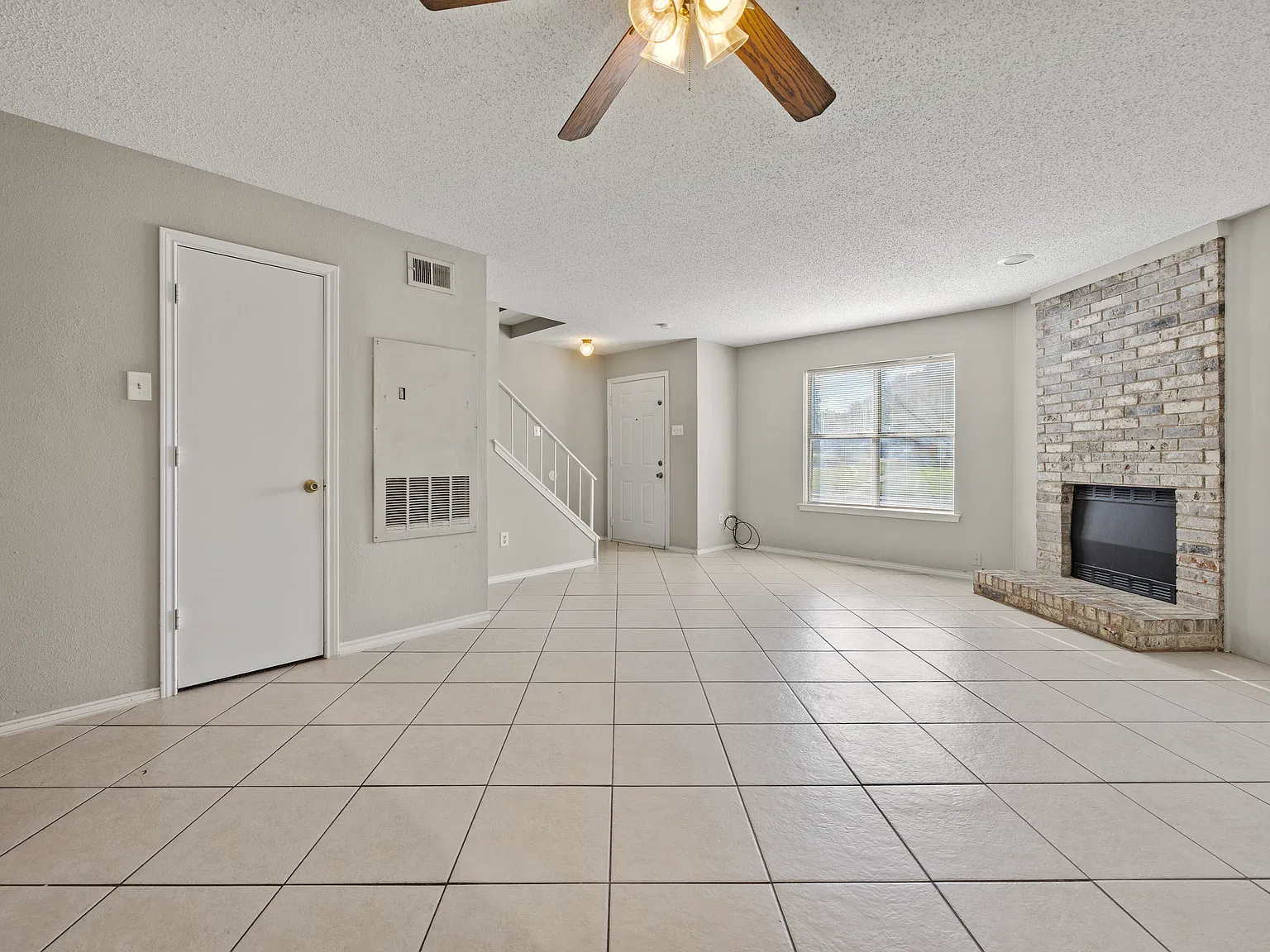 2 bed, 1.5 bath, 1125 sqft, $1,600 — Photo 2