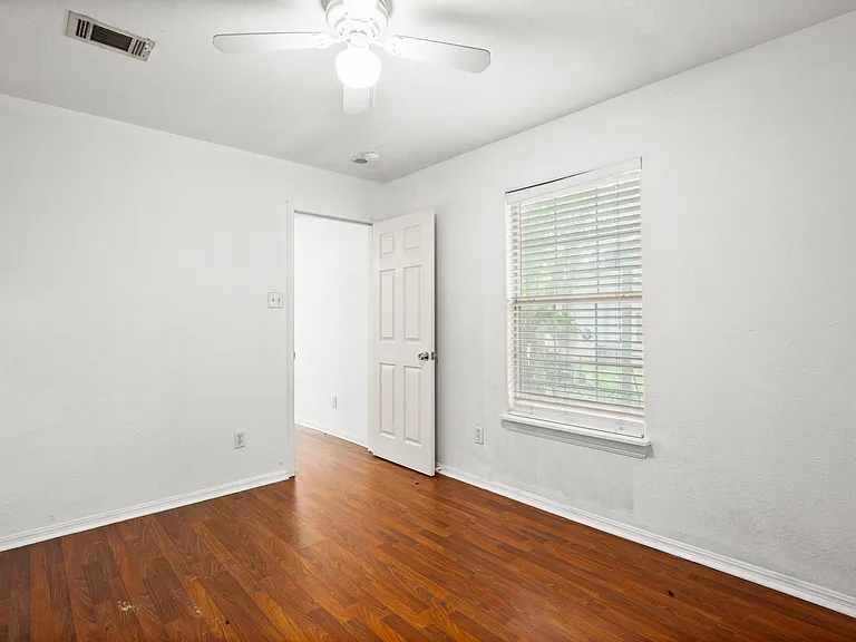 2610 E 3rd St #B — Photo 12