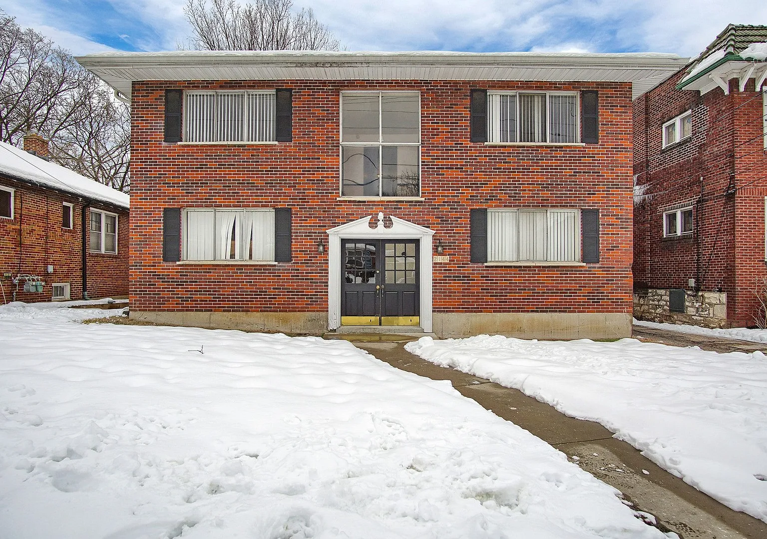 (575) 2144 Yale Ave — Photo 1
