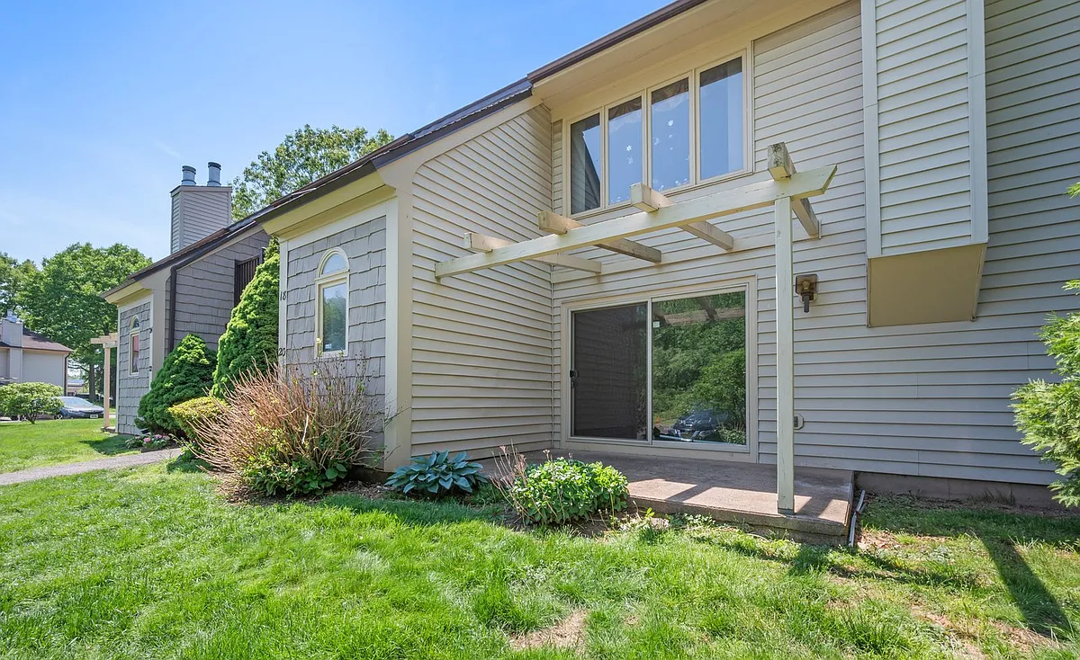 Building Photo - 20 Little Oak Ln #20