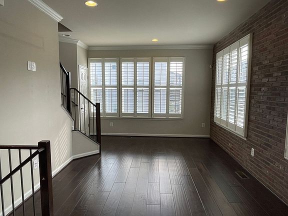 4th image of 201 Woodstream Cir