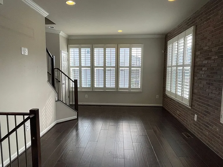 201 Woodstream Cir — Photo 4