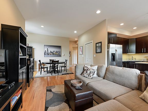 2nd image of 4735 N Damen Ave APT 2R