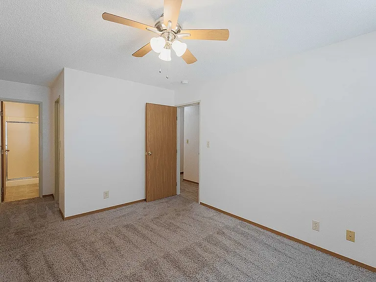 Cambridge Apartments — Photo 48