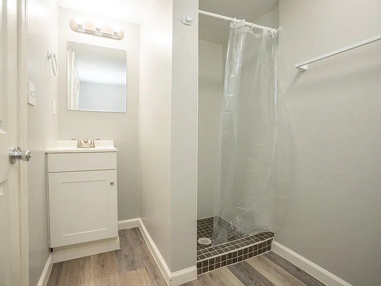 1518 E McCarty St #16 — Photo 8