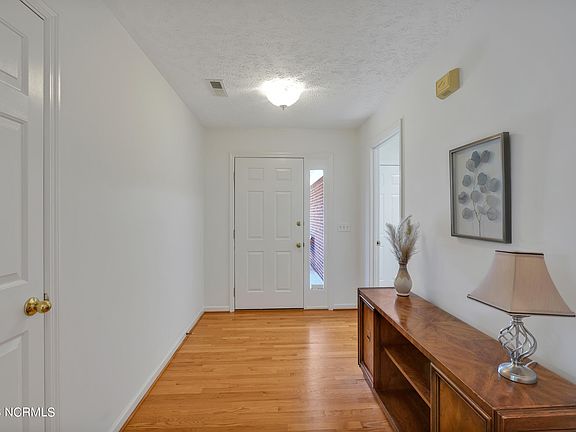 5th image of 105 Pitch Pine Court
