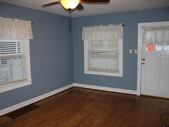 3rd image of 1204 Parkview Dr