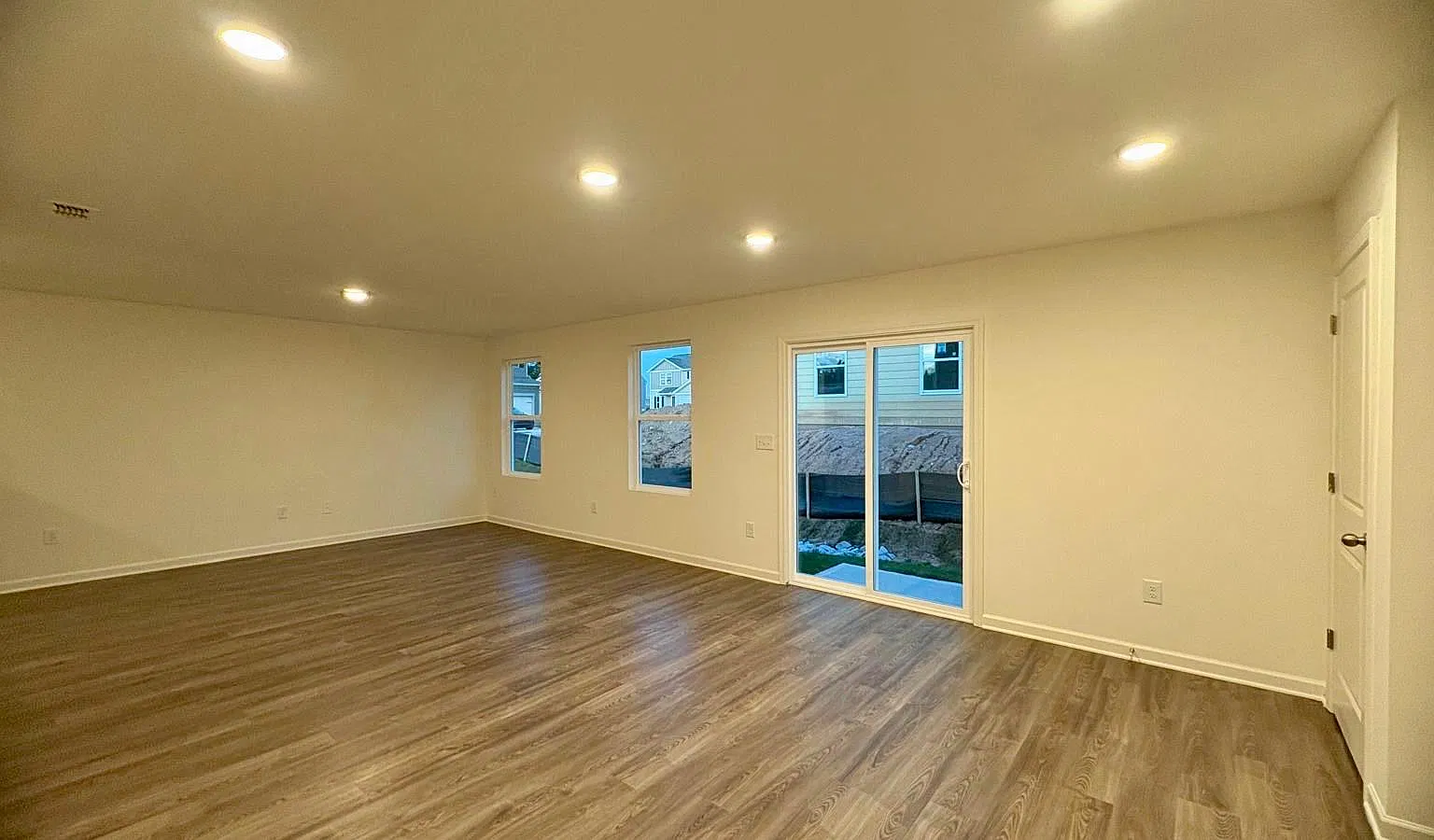 3 bed, 2.5 bath, 1700 sqft, $2,000 — Photo 3