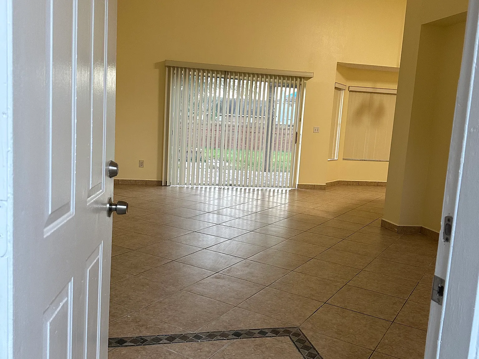 3 bed, 1394 sqft, $2,400 — Photo 4
