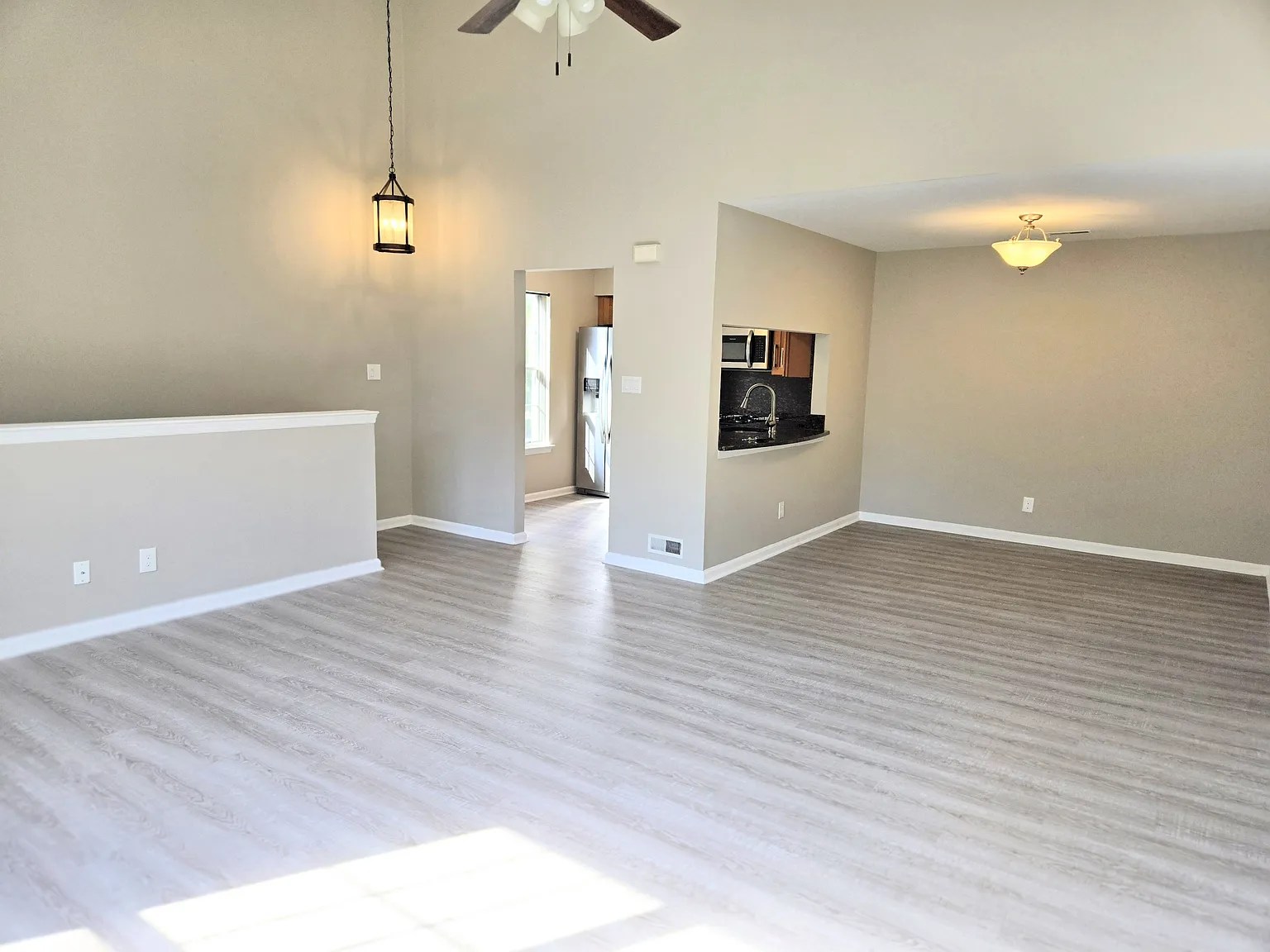 1006 Harwood Ct — Photo 2